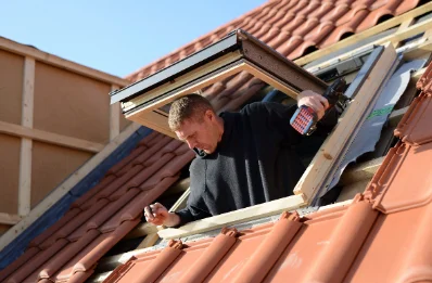 Pose de fenêtres de toit Velux à Montignac-Toupinerie